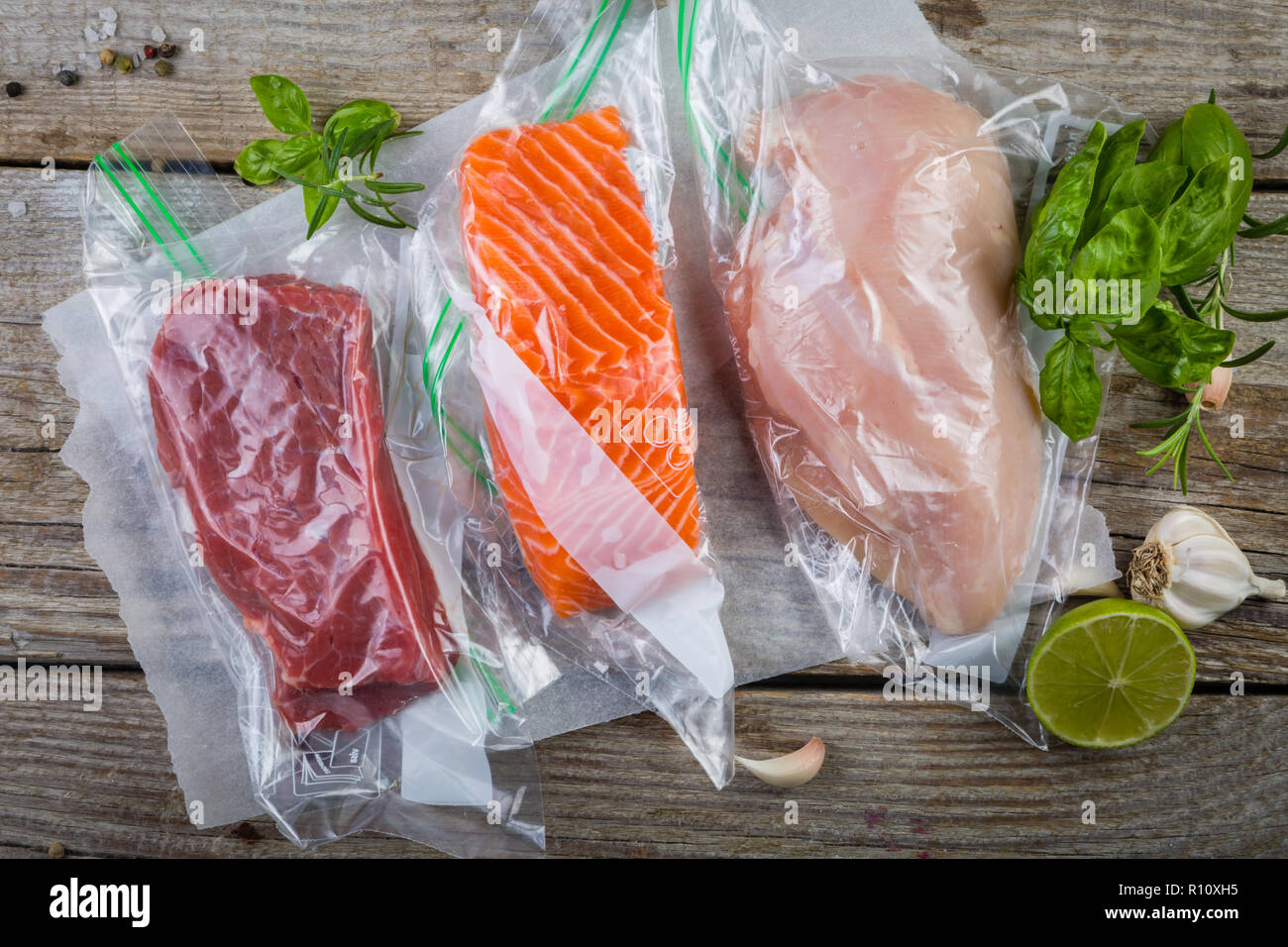 La carne de res, el pollo y el salmón en una bolsa de plástico vacío para  cocinar SOUS VIDE Fotografía de stock - Alamy