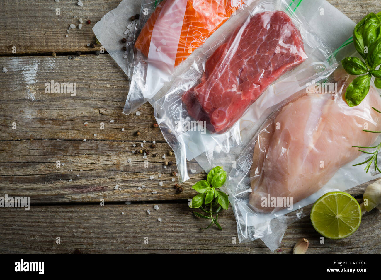 La carne de res, el pollo y el salmón en una bolsa de plástico vacío para  cocinar SOUS VIDE Fotografía de stock - Alamy