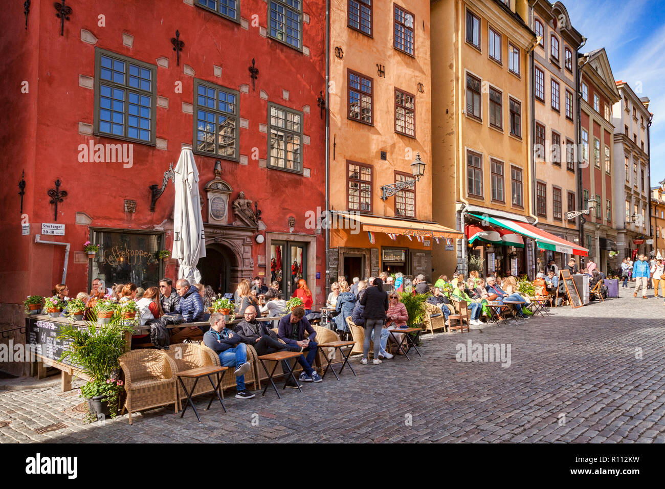 18 de septiembre de 2018: Estocolmo, Suecia - Los Turistas disfrutando del sol fuera de los cafés y restaurantes de Stortorget, la plaza más antigua en el viejo Foto de stock