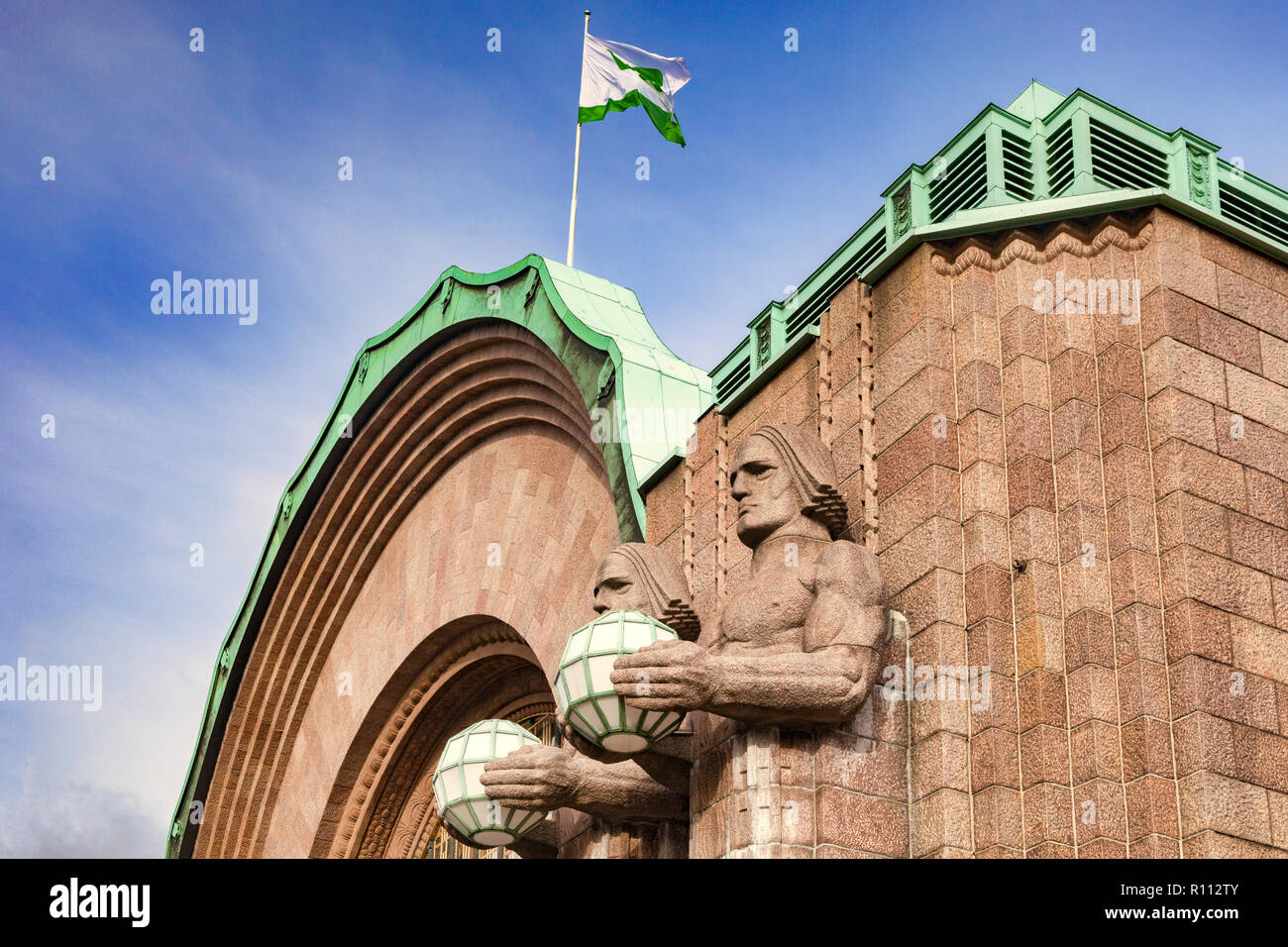 El 20 de septiembre de 2018: Helsinki, Finlandia - Cerca de art deco cifras sobre la estación de ferrocarril de Helsinki. Foto de stock