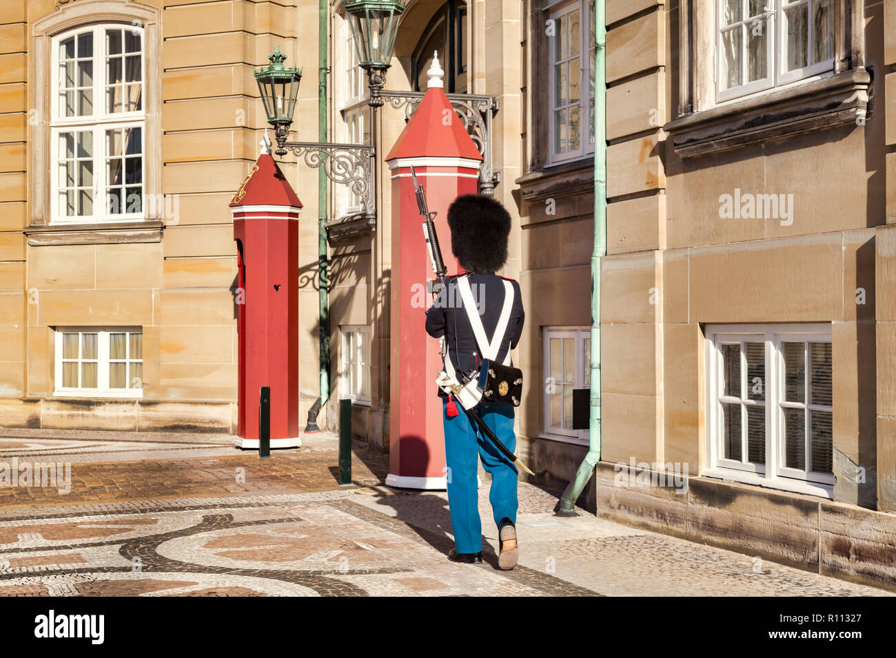 23 de septiembre de 2018: Copenhague, Dinamarca - Soldado de la Guardia Real Danesa, de guardia en el Palacio Amalienborg. Foto de stock