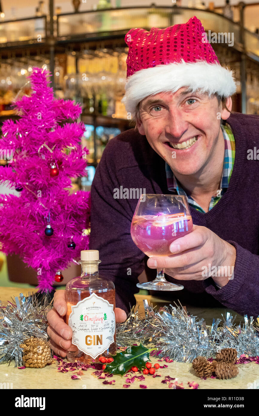 8 de noviembre de 2018 entra en el Pink Gin para Navidad Co-fundador Hamish Martin en el Balmoral Hotel de lujo de la marca gin, antigua curiosidad, será en el pin Foto de stock