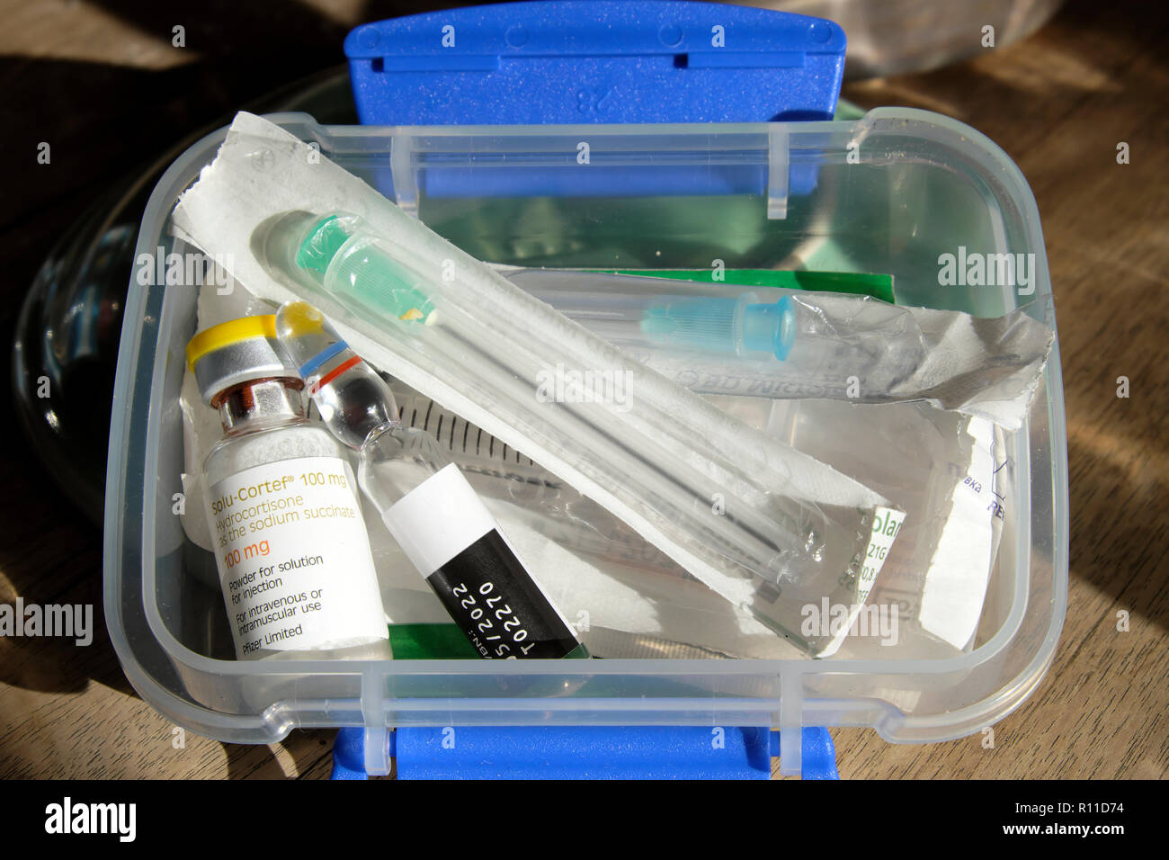 Crisis suprarrenal / Coma Insuficiencia suprarrenal aguda kit de inyección médica con jeringa de inyección, vial de hormona cortisol y artículos de medicación en una caja Reino Unido Foto de stock