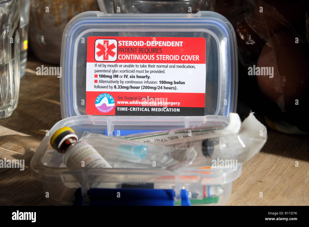 La crisis suprarrenal insuficiencia suprarrenal aguda Coma/kit médico y medicamentos productos UK Foto de stock