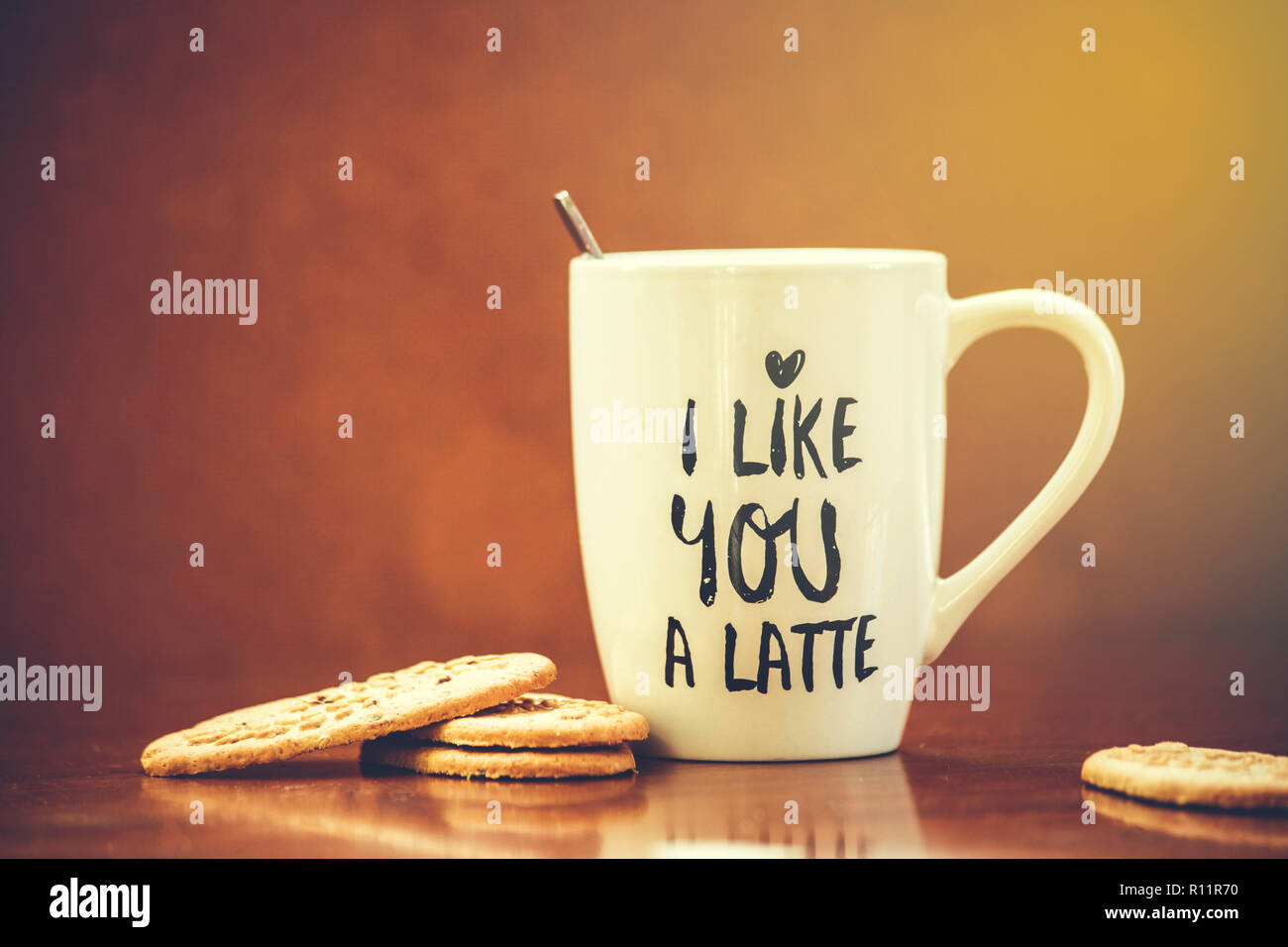 Café con leche y galletas con taza blanca y el texto me gusta usted un latte Foto de stock