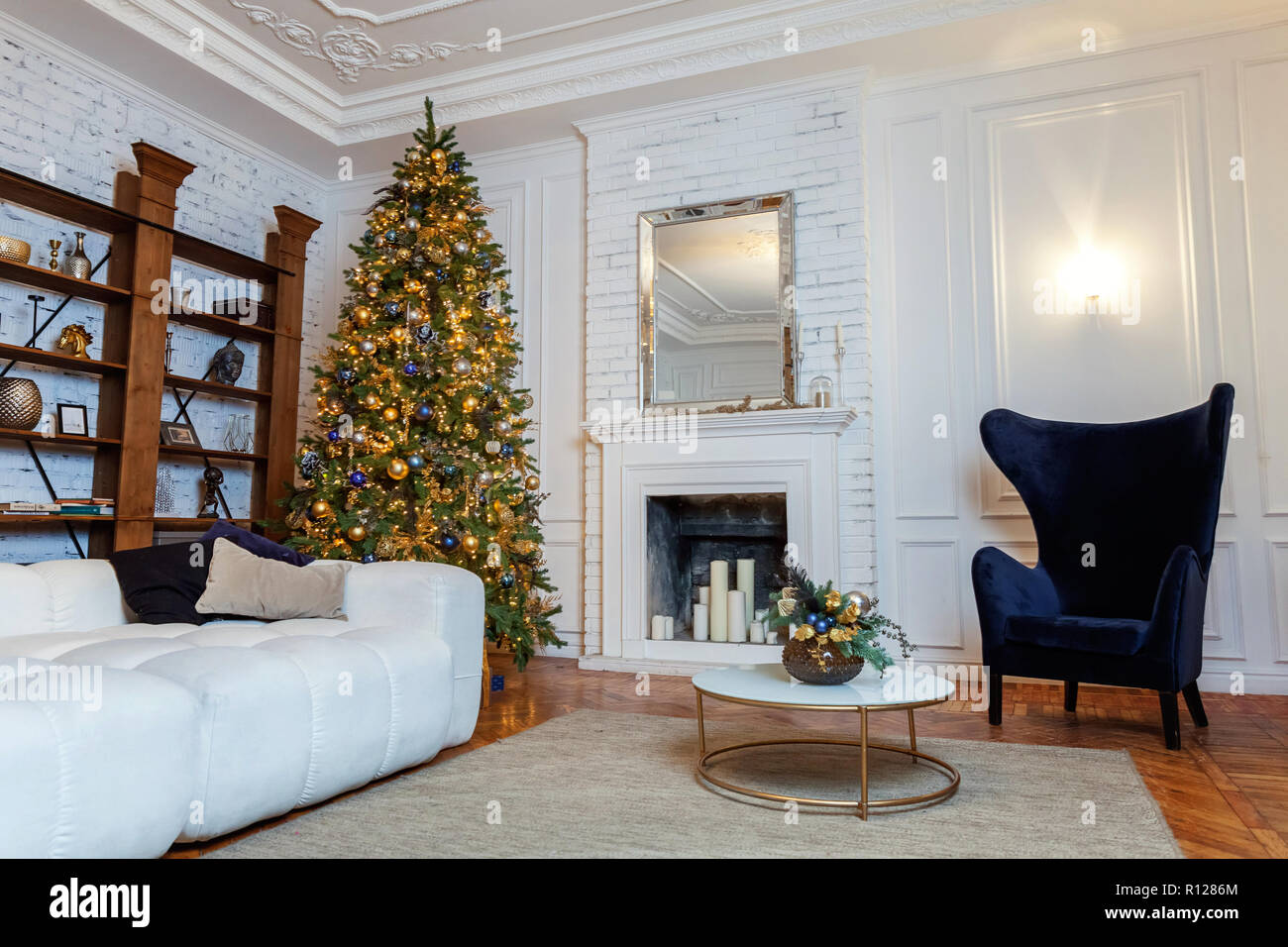 Decoración de Navidad clásica habitación interior del árbol de Año Nuevo.  Árbol de Navidad con adornos de oro. Moderno diseño interior de estilo  clásico blanco apartamento Fotografía de stock - Alamy