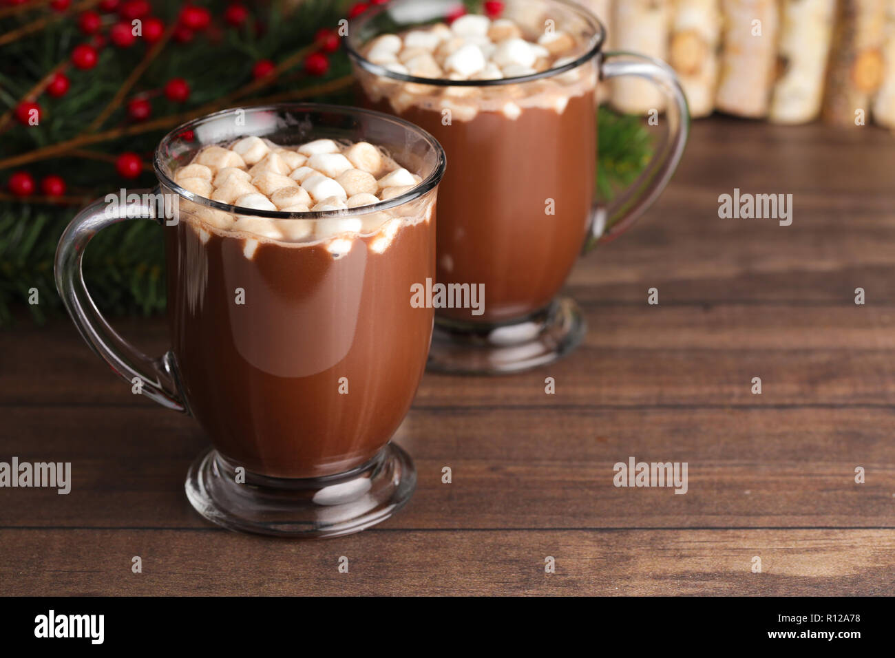 https://c8.alamy.com/compes/r12a78/un-par-de-tazas-llenas-de-chocolate-caliente-y-malvaviscos-sobre-una-tabla-de-madera-r12a78.jpg