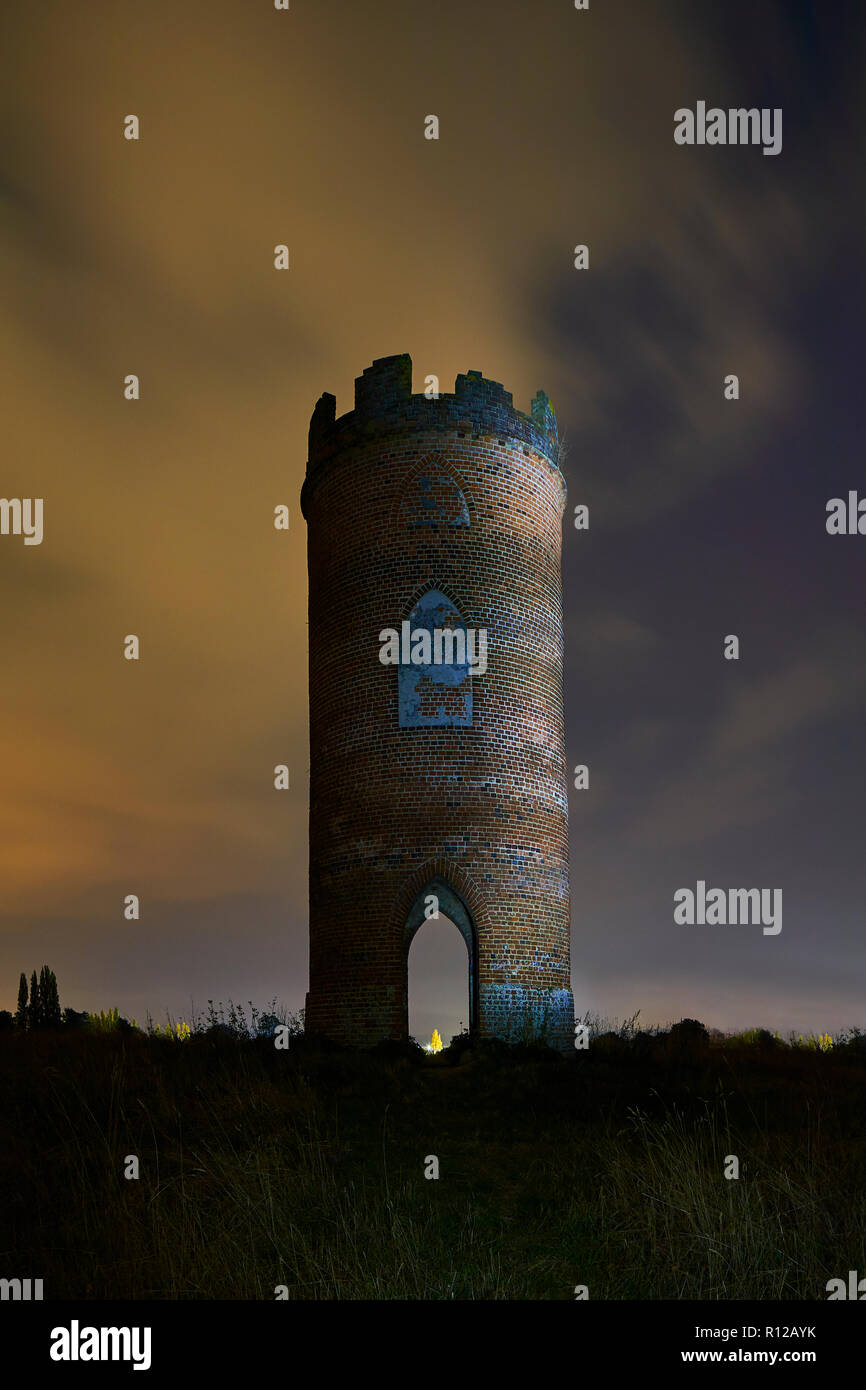 Wilders locura iluminada por la noche por la técnica de pintar con luz con nubes pasando a Nunhide, Sulham, Lectura de West Berkshire, Inglaterra Foto de stock