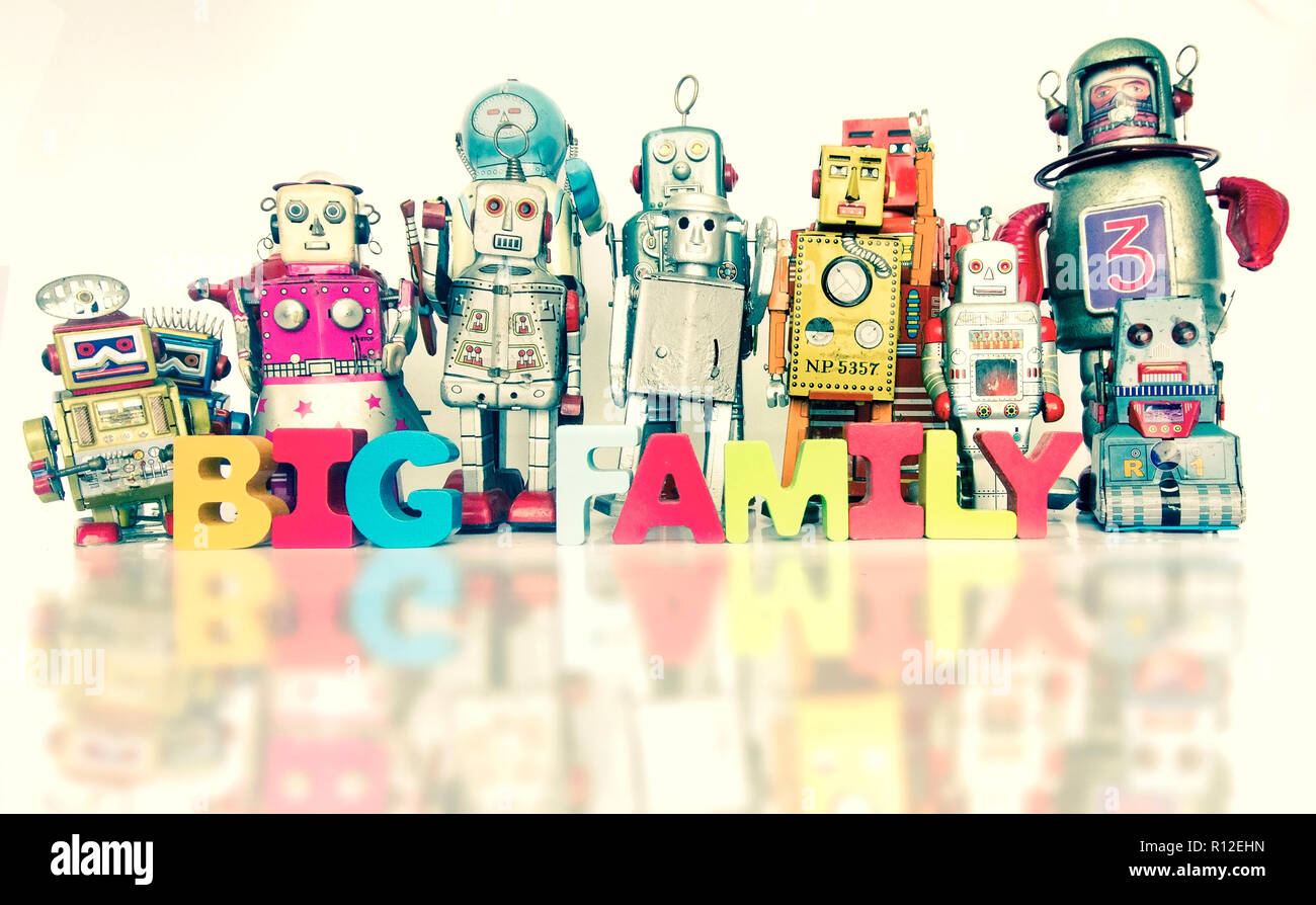 Gran Familia de robots con thw palabras familia grande con letras de madera  Fotografía de stock - Alamy