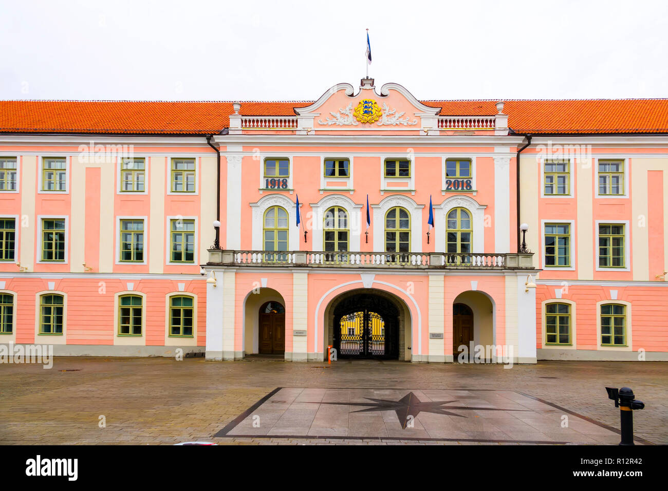 Edificio del Gobierno provincial (1773), en un ala del castillo de Toompea, sede del parlamento de Tallin, la capital de Estonia en el Mar Báltico, es que el país Foto de stock