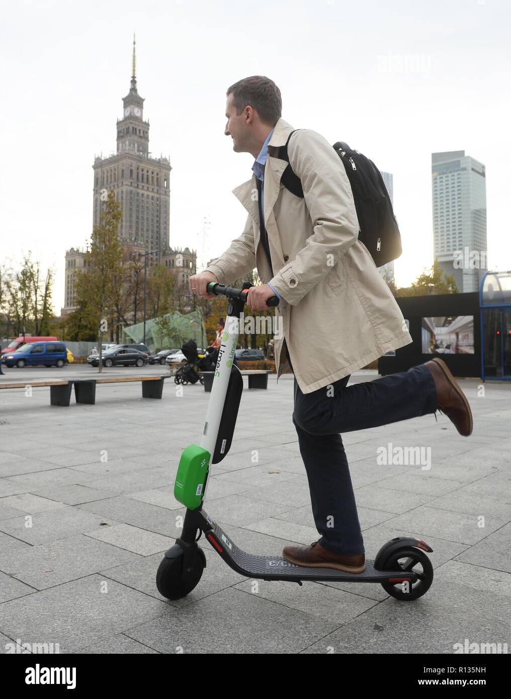 El sistema de alquiler de scooter eléctrico Lima llega a Polonia. Las  calles de Varsovia, capital de Polonia son inundados por una flota de  numerosas motos. El sistema de alquiler funciona de