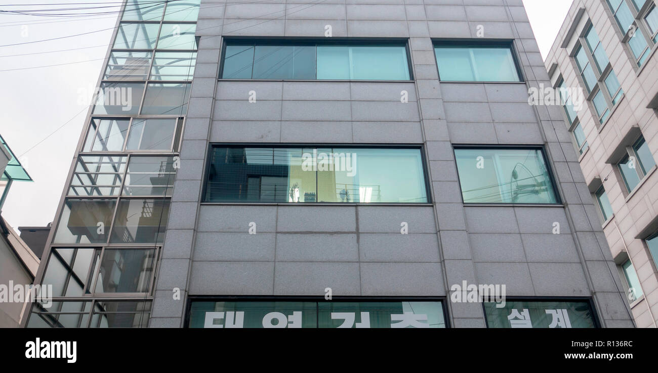 Marca de ropa coreana Ourhistory, Nov 9, 2018 : un edificio donde LJ  Company, fabricante de ropa local marca 