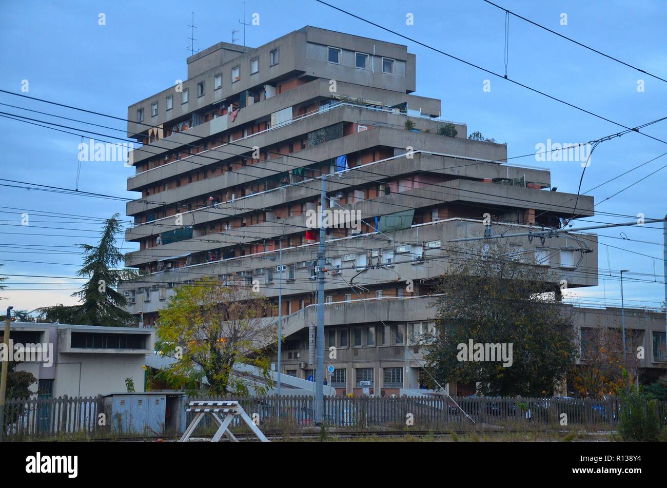 Módena, eine der Stadt en Emilia-Romagna en Italien: Ein Wohnblock im Stil des Brutalismus Foto de stock