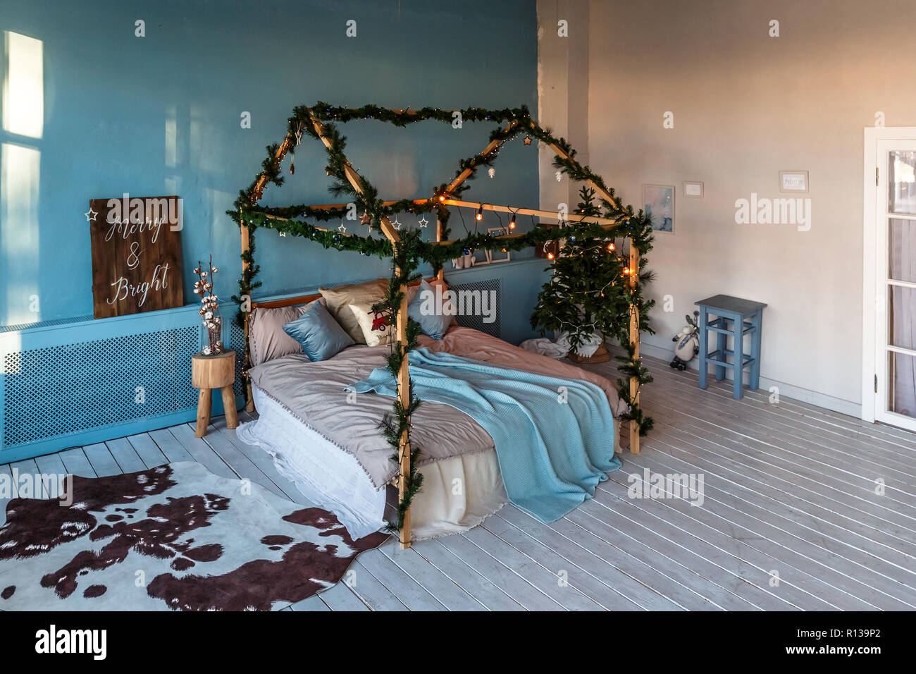 Decoracion De Navidad Con Cama Arbol Con Regalos Y Juguetes Y Luces Fotografia De Stock Alamy