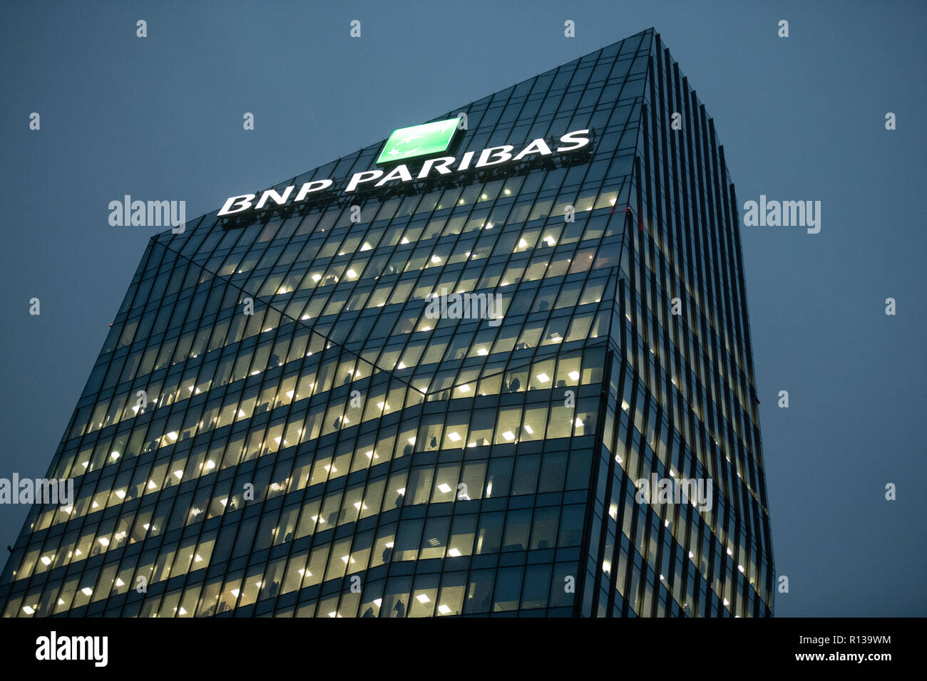 Edificio de oficinas de la sede de BNP Paribas (Diamond Tower ) por la noche en Milán, Italia, el 8 de noviembre de 2018. Foto de stock