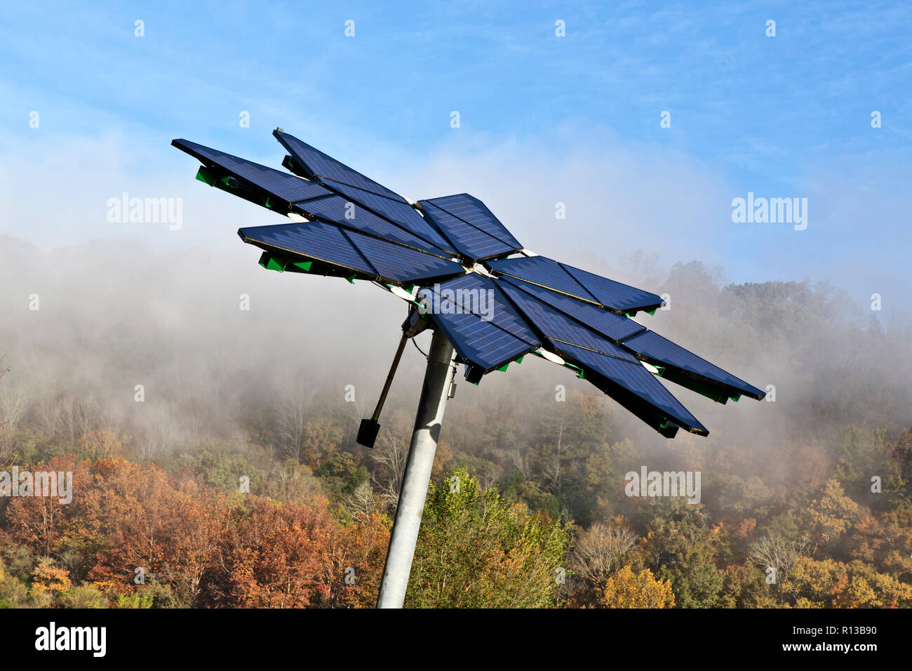 Matriz Solar identificado como "Solar Fotovoltaica Flair", facilita la estación de recarga de vehículos eléctricos, disipando la niebla matutina. Foto de stock