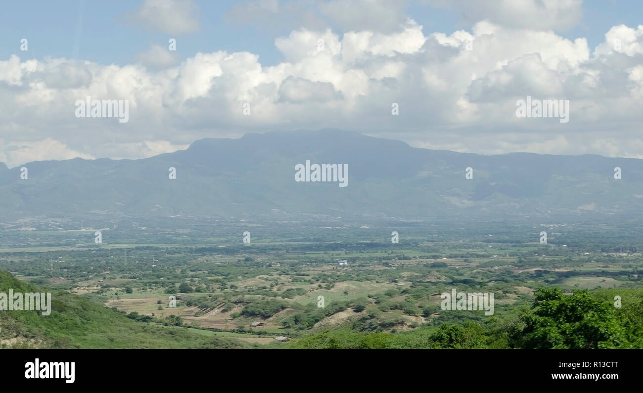 Vista del valle de la ciudad de Santiago de los Caballeros, en la República Dominicana desde las montañas que rodean esta ciudad del norte. Foto de stock