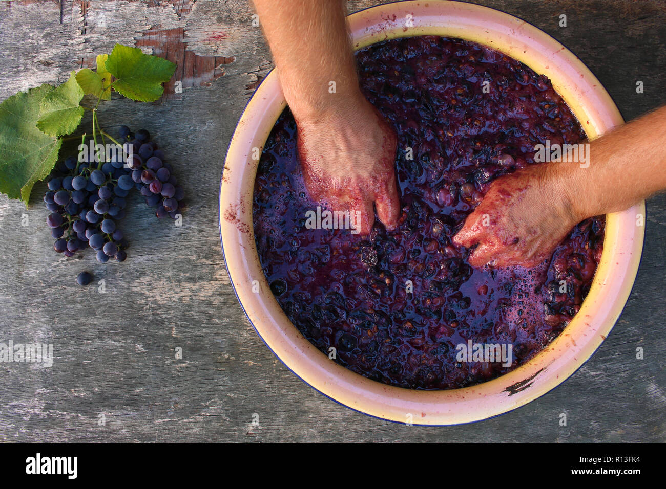 Concepto de hacer vino tinto casero Fotografía de stock - Alamy