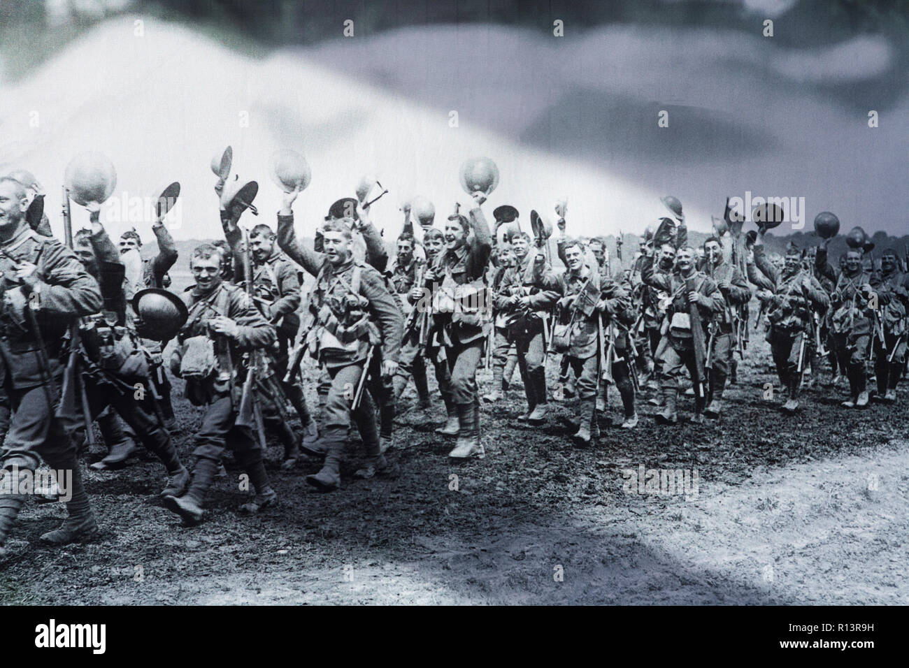 Tommies: WWI, Primera Guerra Mundial las tropas británicas marchando en el frente occidental. La Gran Guerra soldados británicos marchando. 1914 1918 Foto de stock