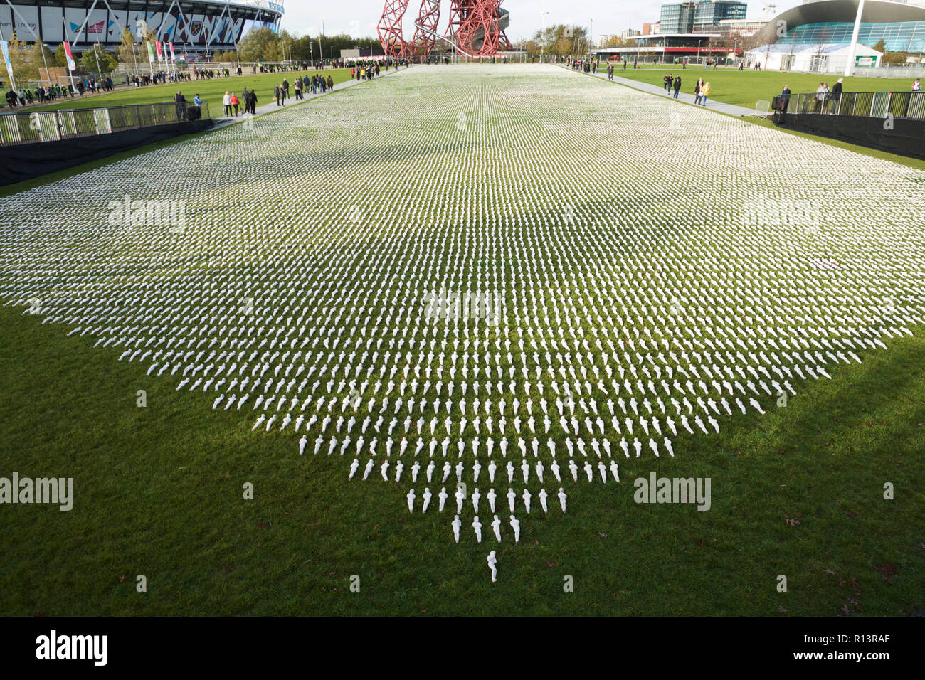 Arte del recuerdo: Los brotes de la instalación de Somme WW1, por Rob Heard, Queen Elizabeth Olympic Park, Londres, Reino Unido. Día del Recuerdo. ARTE de la Primera Guerra Mundial Foto de stock