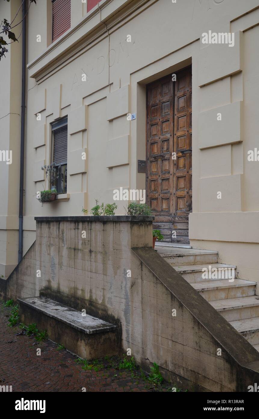 Predappio en Emilia-Romaña, Italien, der Geburtsort von geprägt Mussolinis, ist Architektur und Souvenirläden faschistischer: Fassadendetail Foto de stock