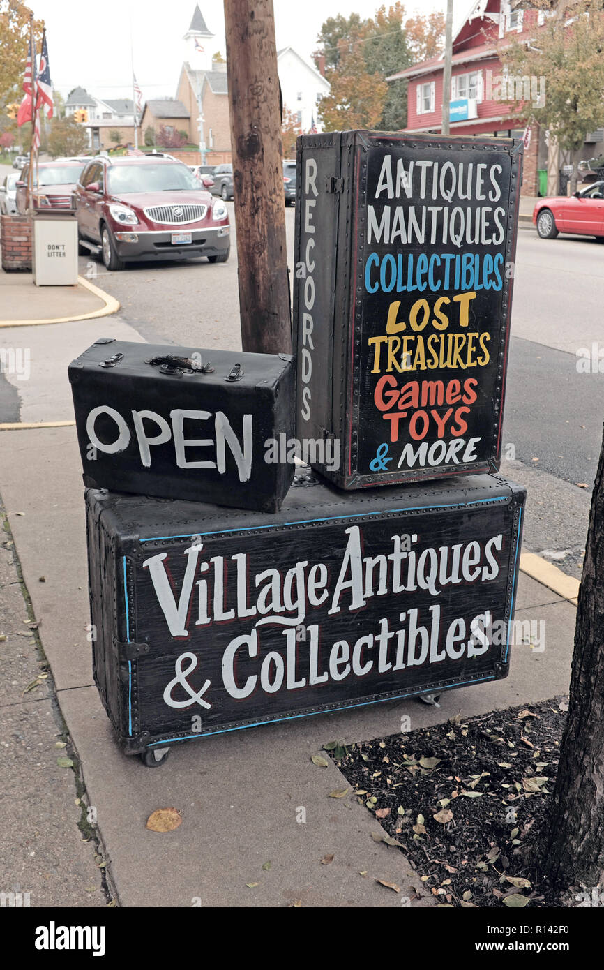 Antigüedades y coleccionables de aldea se muestre en una acera de la tienda en la calle principal del centro de Sugarcreek, Ohio, EE.UU. Foto de stock