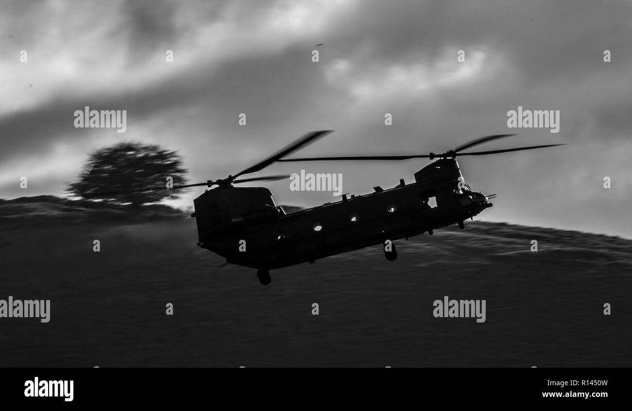 Los helicópteros militares de transporte Chinook Foto de stock
