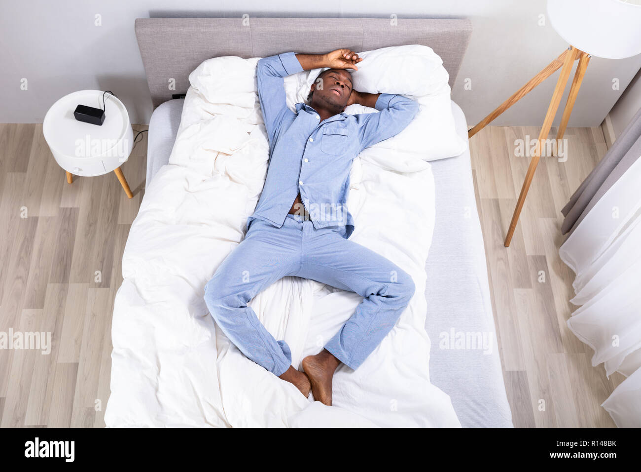 Hombre negro acostado en la cama fotografías e imágenes de alta resolución  - Página 5 - Alamy