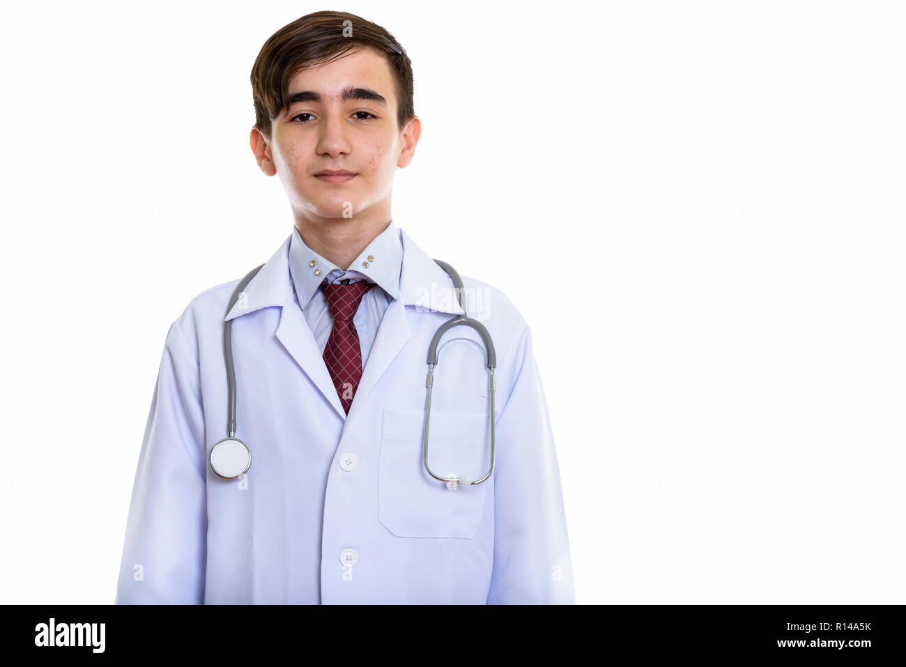 Foto de estudio de joven apuesto doctor adolescente persa Foto de stock