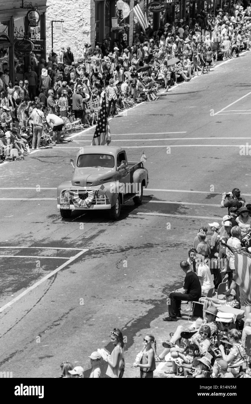 TELLURIDE, Colorado, USA - Julio 4, 2018 - El día de la independencia, el Desfile Anual de Telluride, Colorado, Colorado Avenue - características vintage Ford camioneta pickup roja Foto de stock