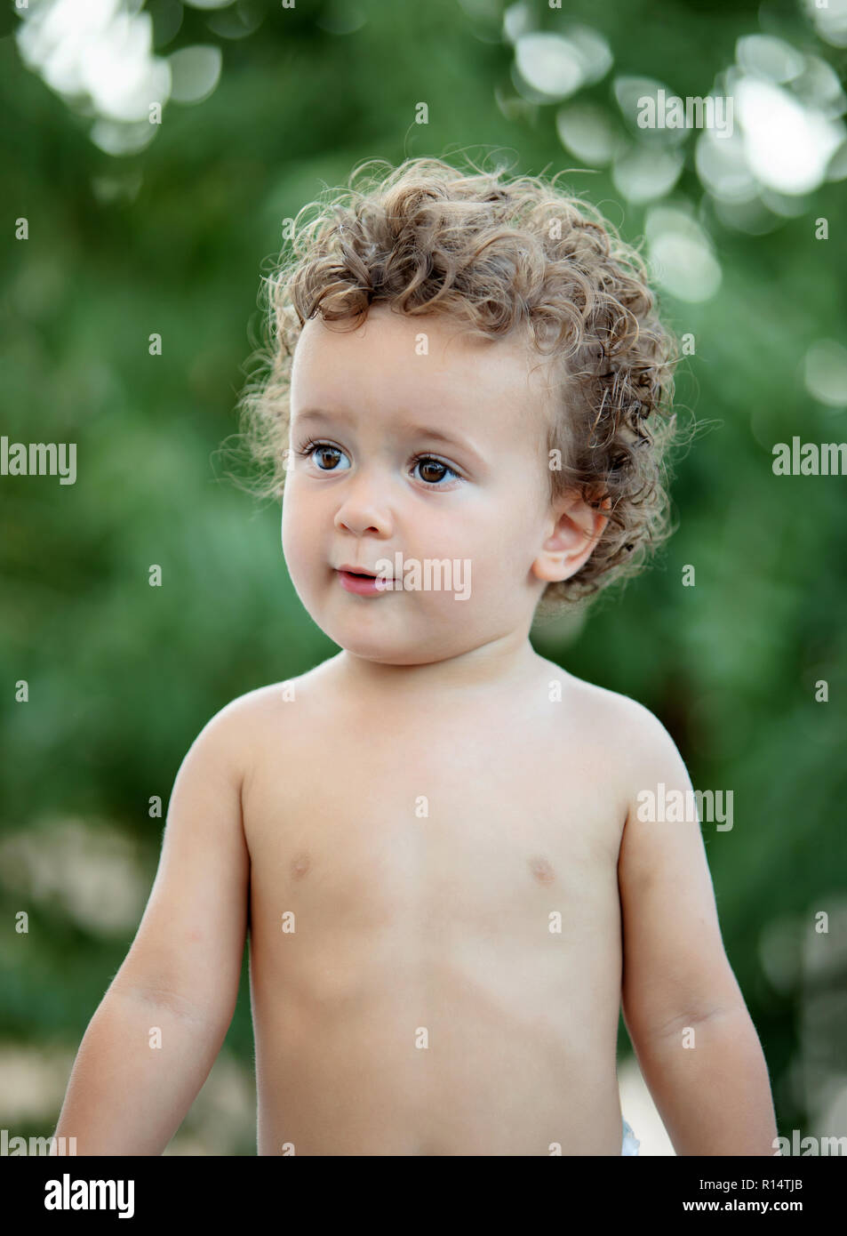 Fondo Hermoso Bebé Con Pelo Rizado En El Jardín Sin Camiseta Foto E Imagen  Para Descarga Gratuita - Pngtree