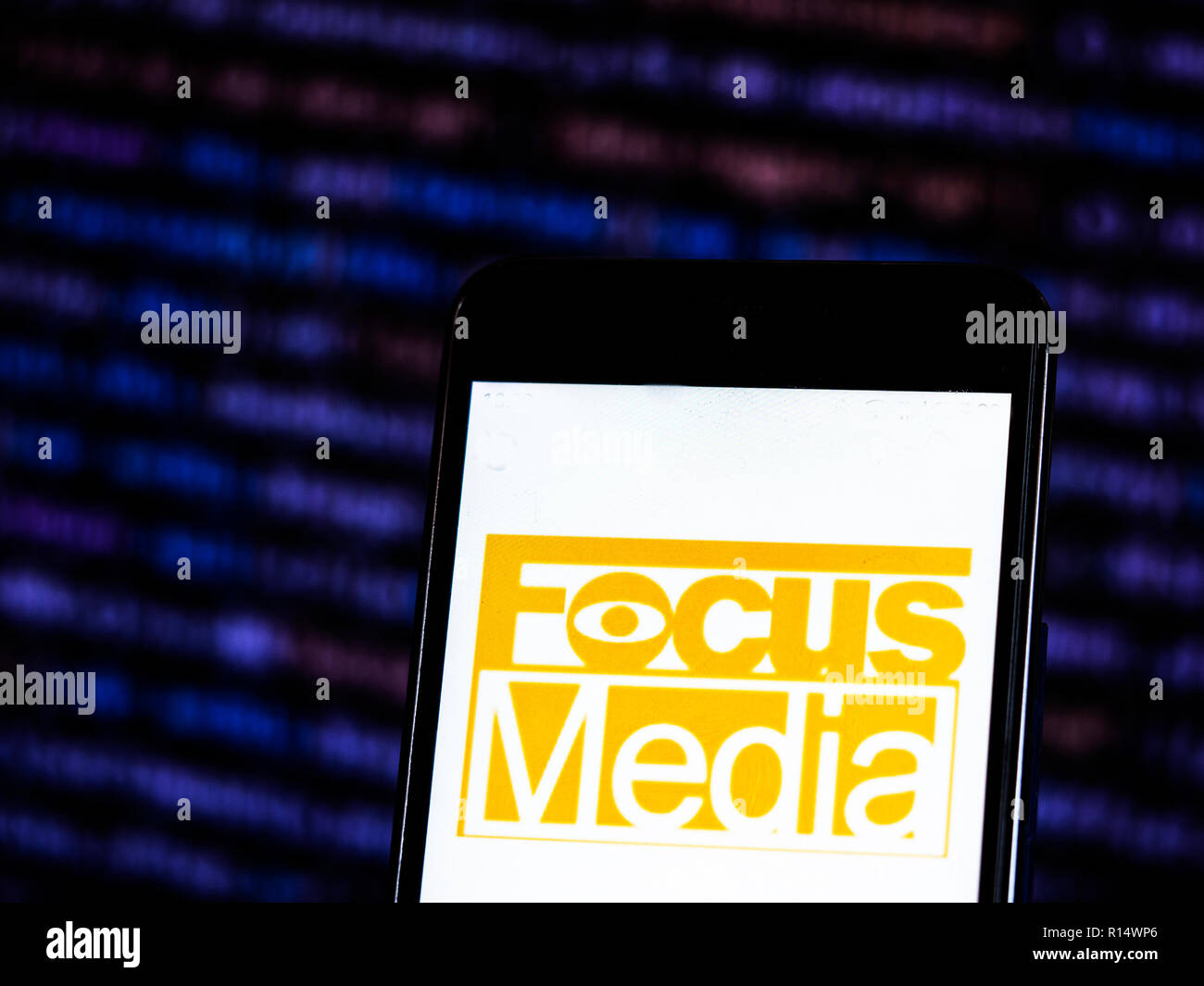 Focus Media visto el logotipo de la empresa aparece en el teléfono  inteligente. Enfoque de tecnología de la información de medios  anteriormente Focus Media Holding es una empresa china que opera la