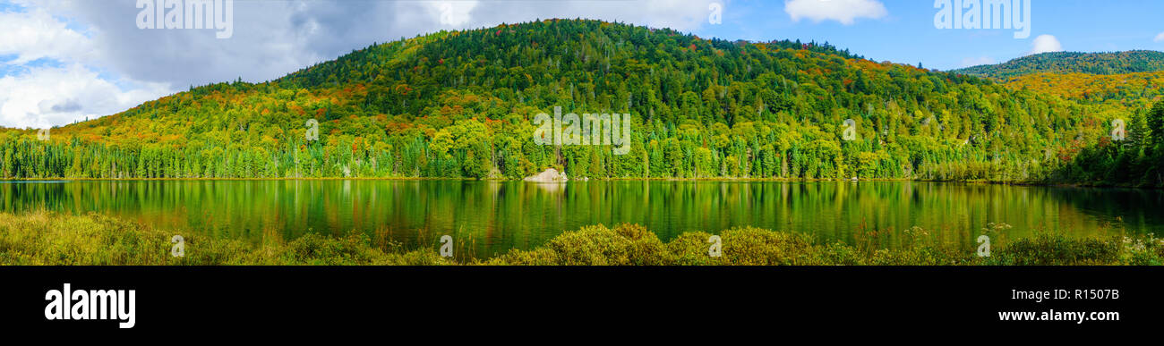 Vista panorámica del lago Lauzon y follaje de colores, en el Parque Nacional de Mont Tremblant, Quebec, Canadá Foto de stock