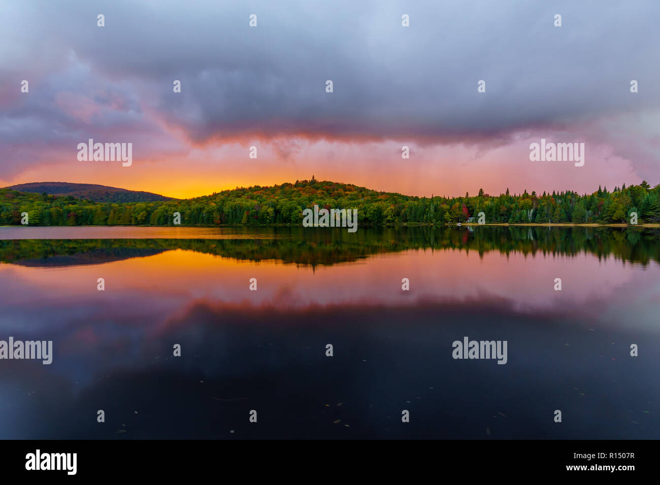 Vista de la puesta de sol del Petit Lac Monroe, en el Parque Nacional de Mont Tremblant, Quebec, Canadá Foto de stock