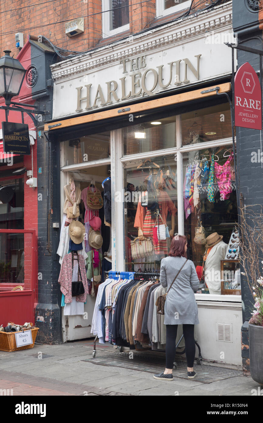 Tienda de ropa retro Arlequín, Castillo de Market Street, Dublín, Irlanda  Fotografía de stock - Alamy