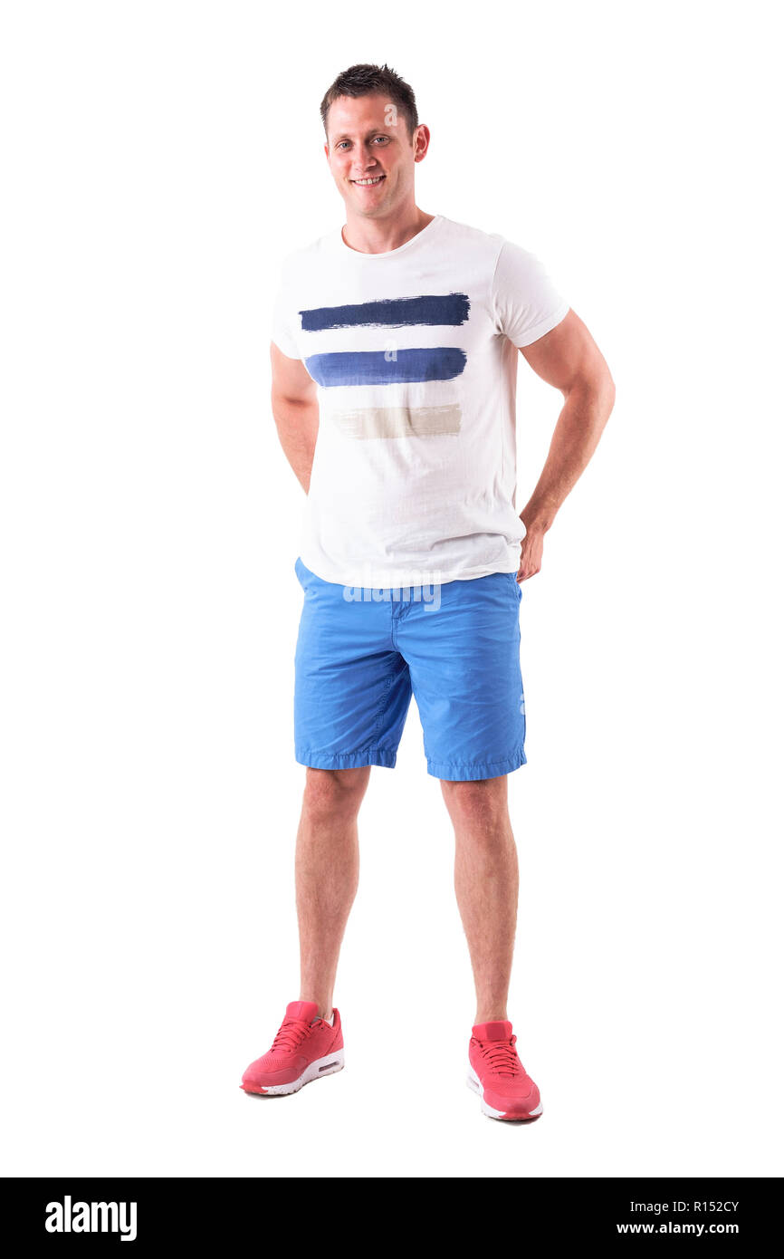 Vista frontal de la feliz relajado verano hombre vestido con