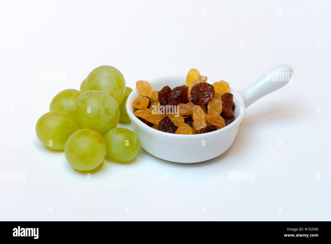 En Schale Sultanine, Rosinen und Weintrauben Foto de stock
