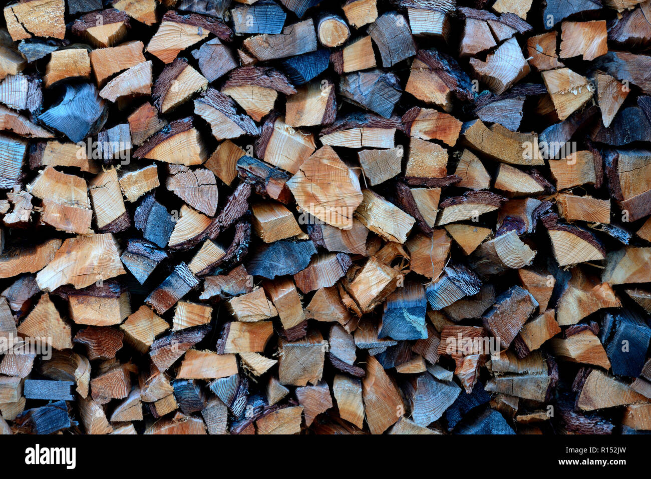 Aufgestapeltes Brennholz, Holzscheit, Holzscheite, Lagerung Foto de stock