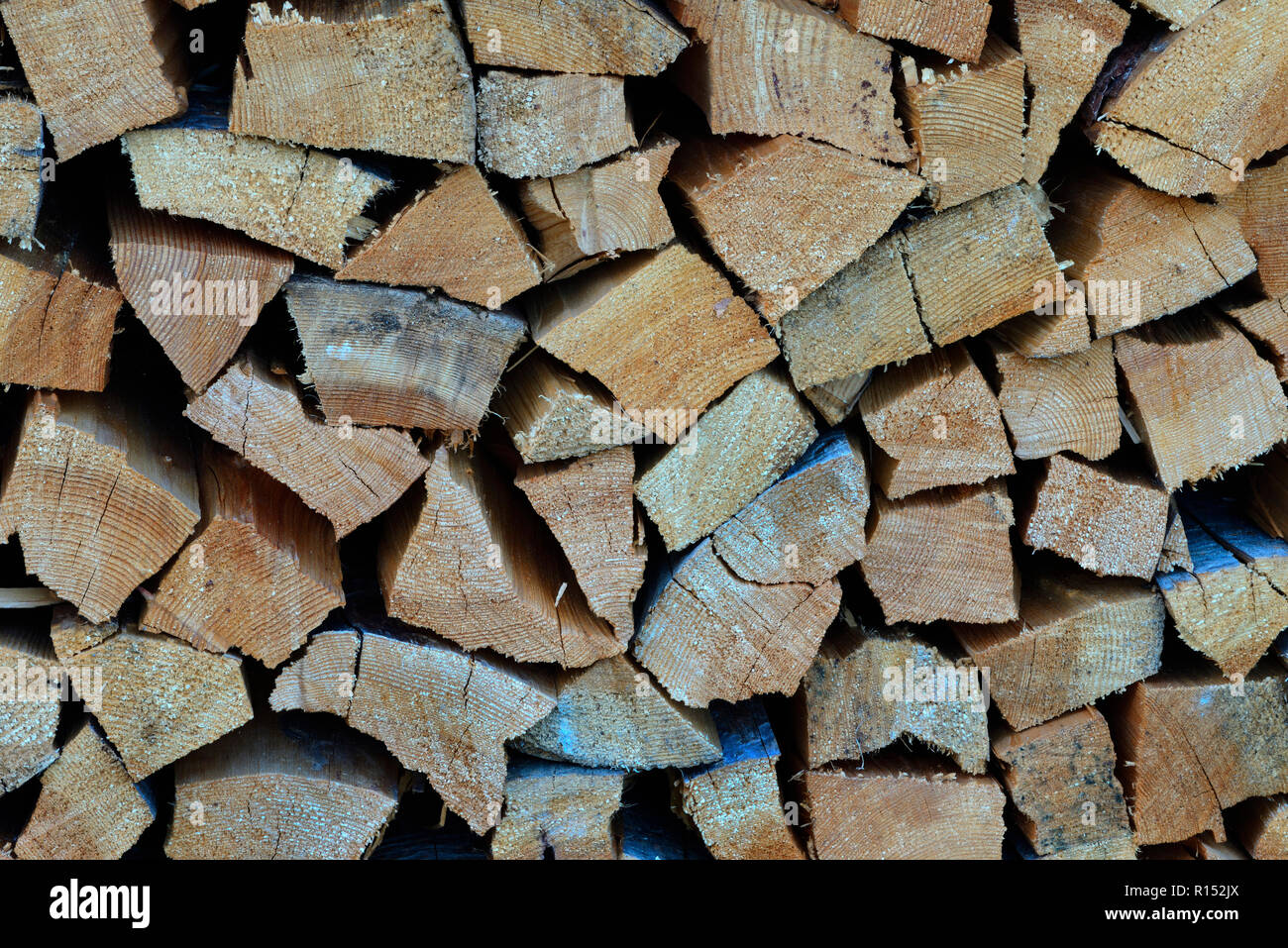 Aufgestapeltes Brennholz, Holzscheit, Holzscheite, Lagerung Foto de stock