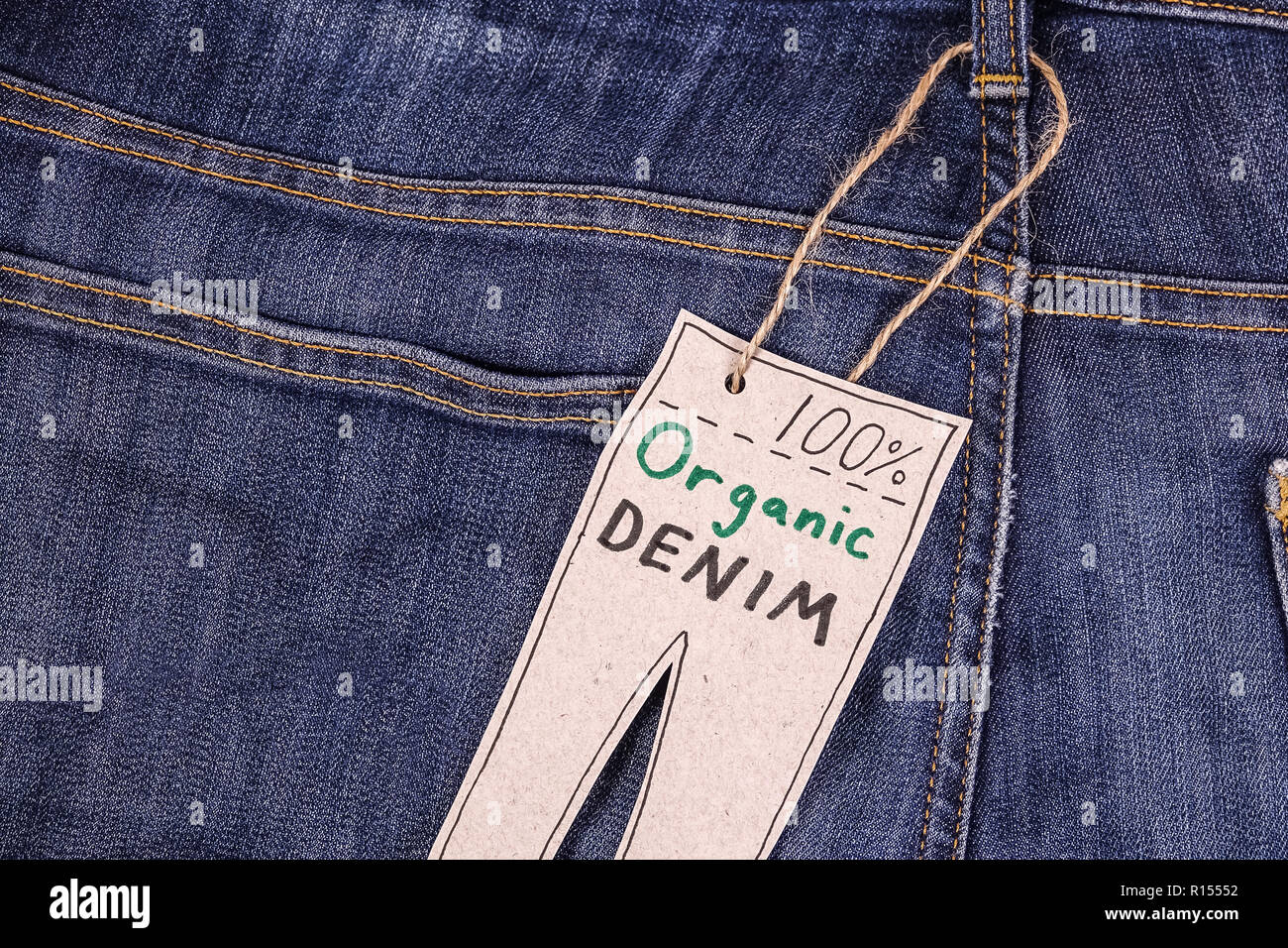Ropa orgánica. Cerca de blue jeans pantalones de mezclilla con etiqueta Fotografía stock - Alamy