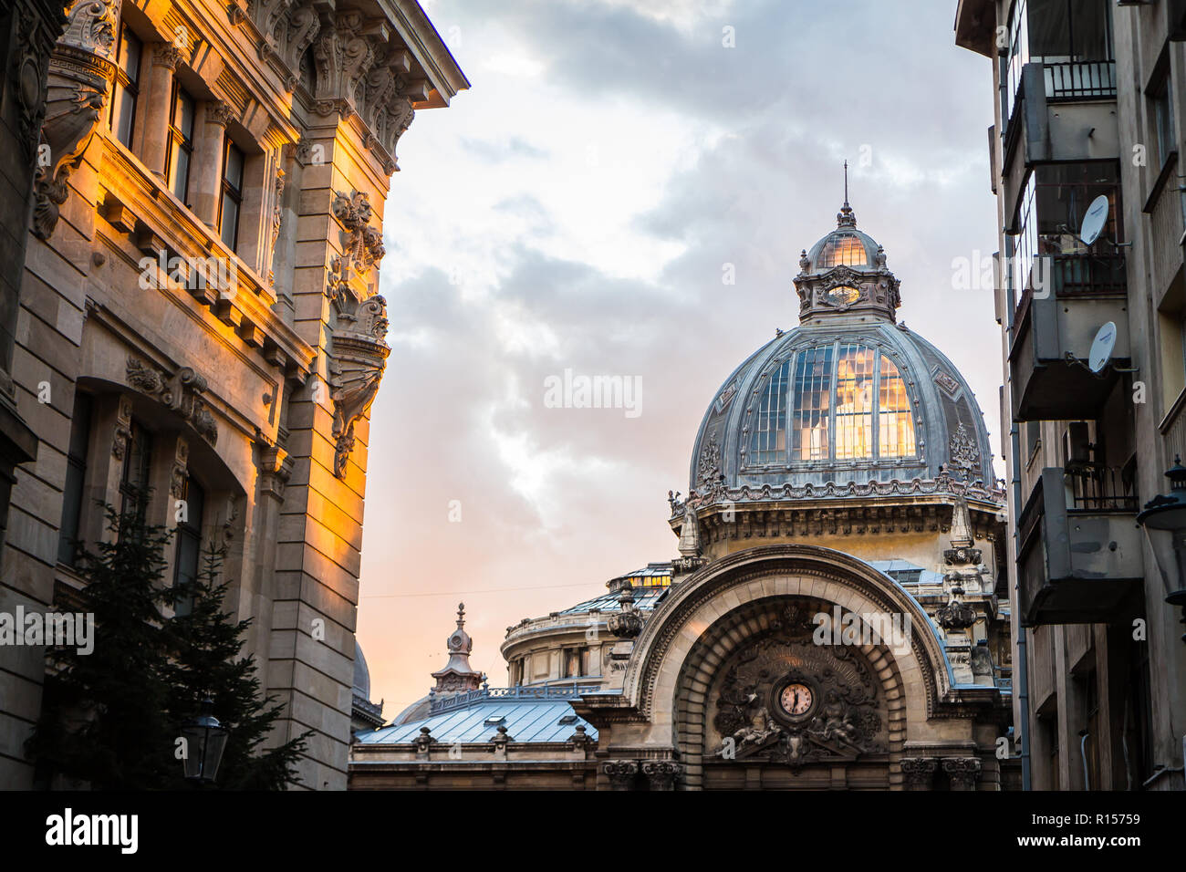 Bucarest, Rumania - Septiembre 25, 2018: la cúpula del Palacio de Depósitos y Consignaciones (CCE) en el Palatul sunset Foto de stock
