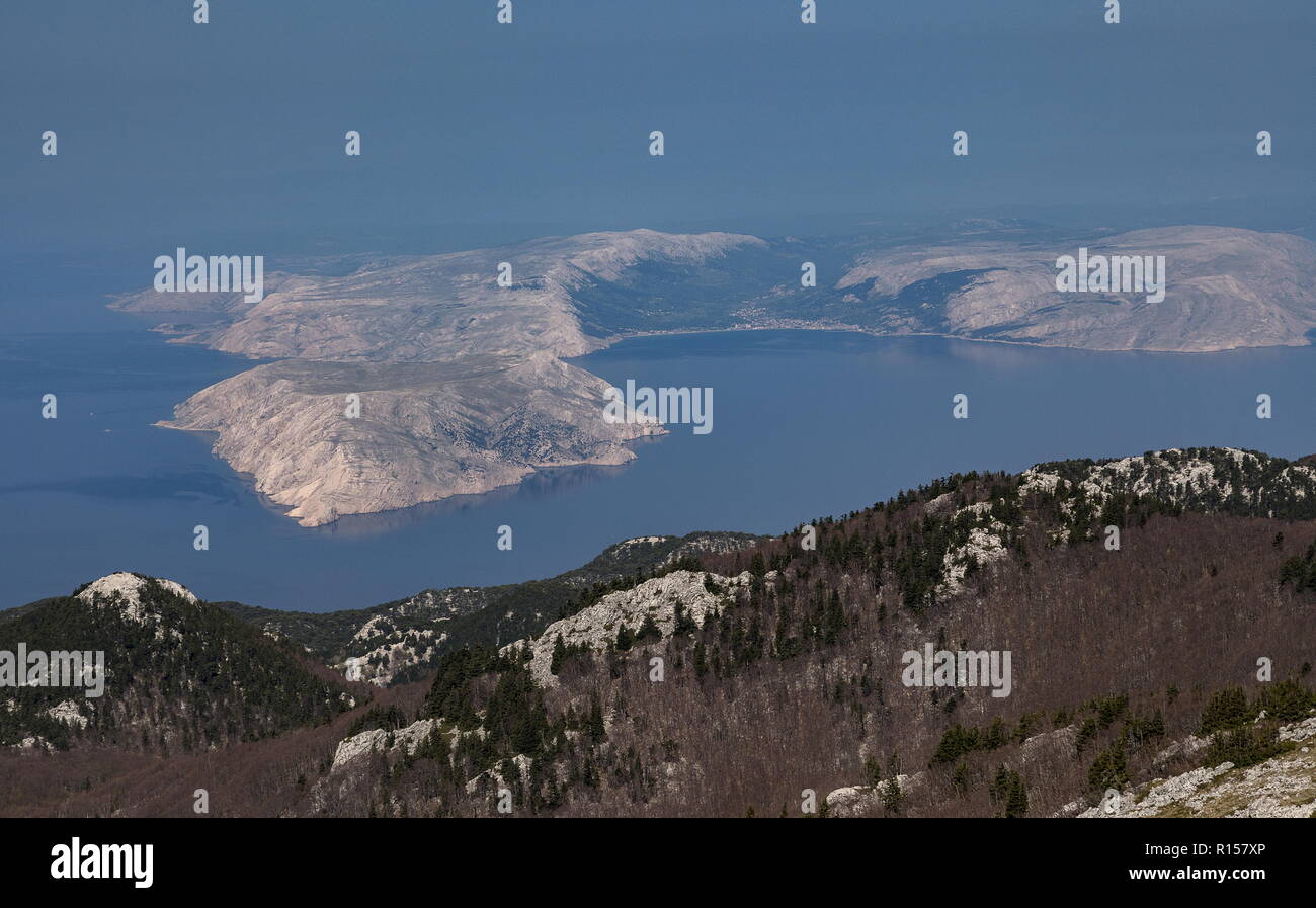 La costa de Dalmacia septentrional de las montañas Velebit, mirando en el extremo sur de Krk, Croacia. Foto de stock