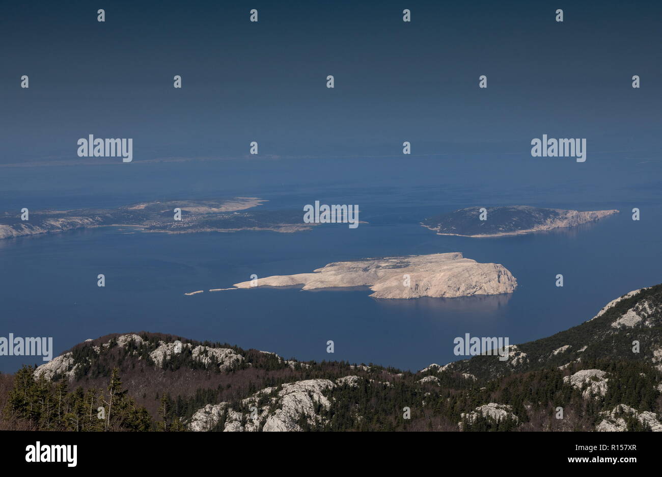La costa de Dalmacia septentrional de las montañas Velebit, mirando a la isla de Rab, Croacia. Foto de stock