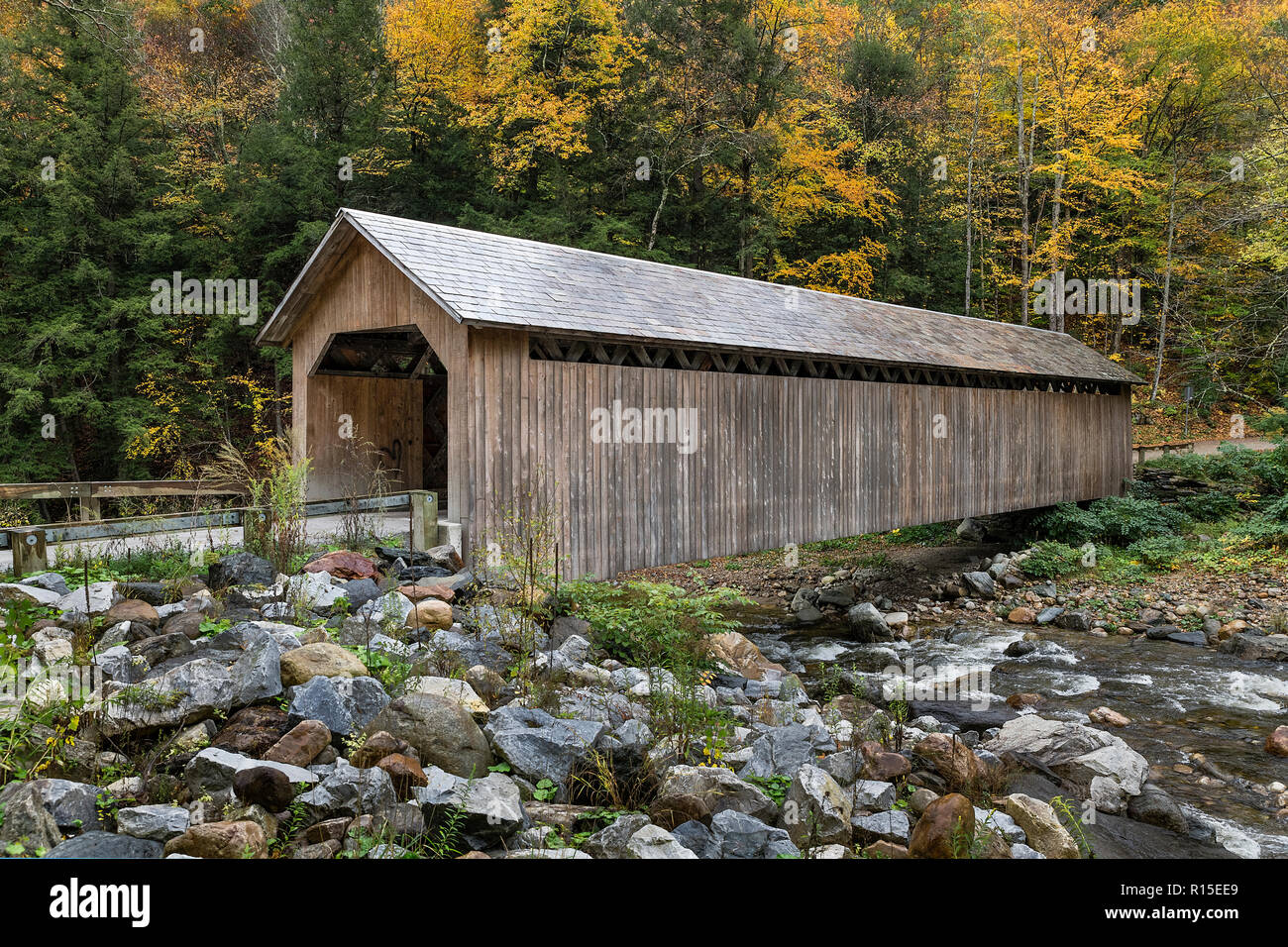 Brown Covered Bridge, Cuttingsville, Vermont, EE.UU. Foto de stock