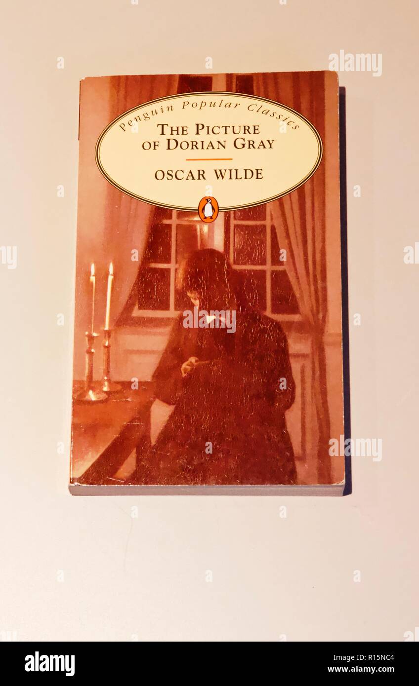 Rústica novela de el retrato de Dorian Gray de Oscar Wilde sobre un fondo liso Foto de stock