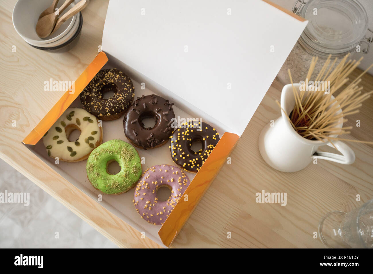 Caja con rosquillas en la tabla Foto de stock