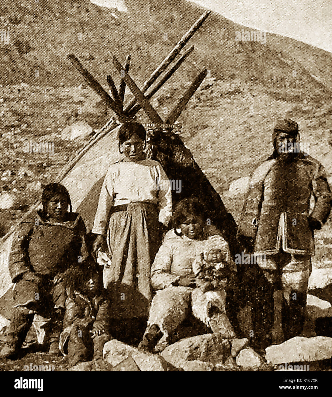 Un esquimal de Groenlandia (inuit de Groenlandia) con su familia tepee home (circa 1940) Foto de stock