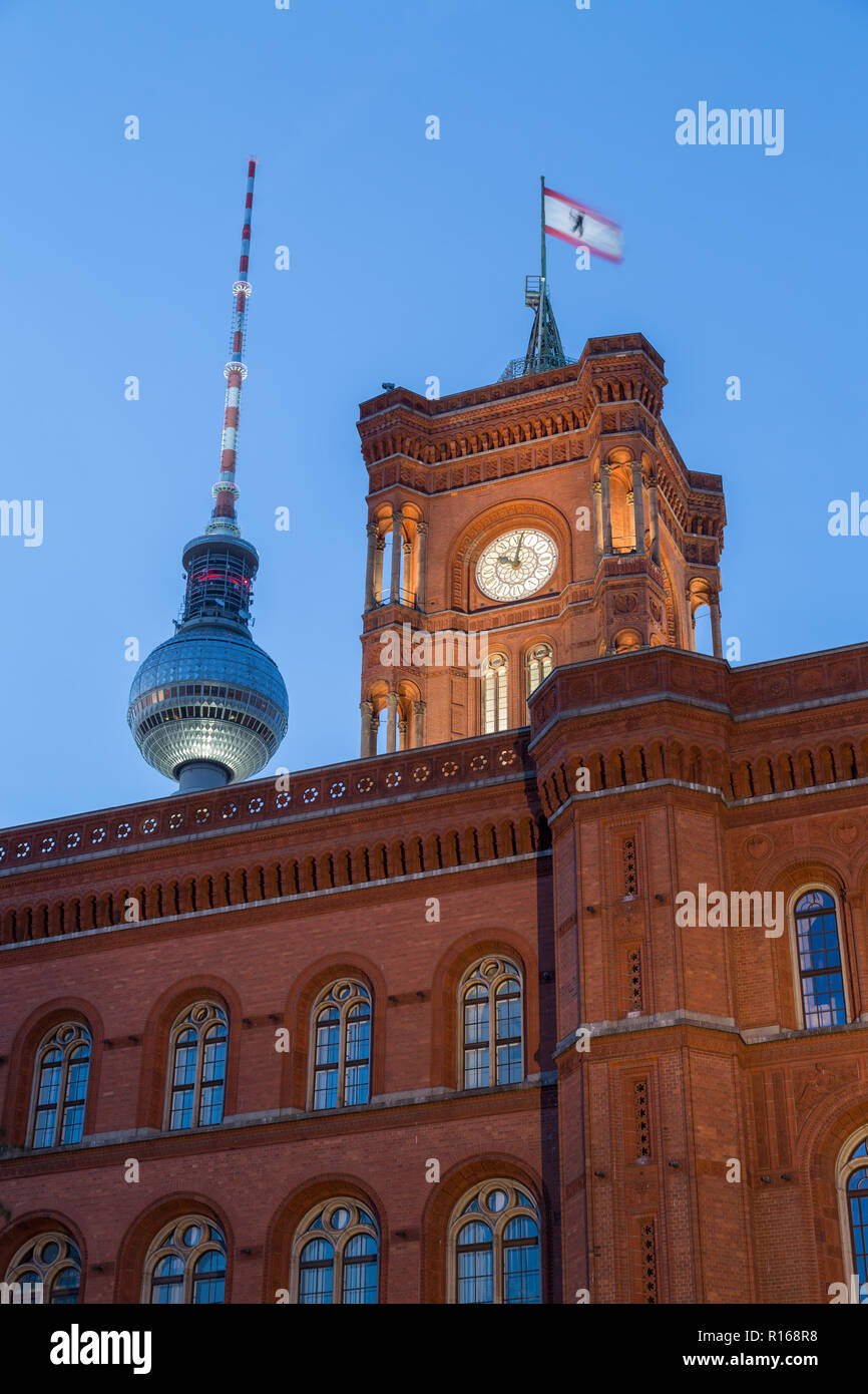 Rotes Rathaus y la Torre de Televisión de Alexanderplatz, Berlín-Mitte, Berlin, Alemania Foto de stock