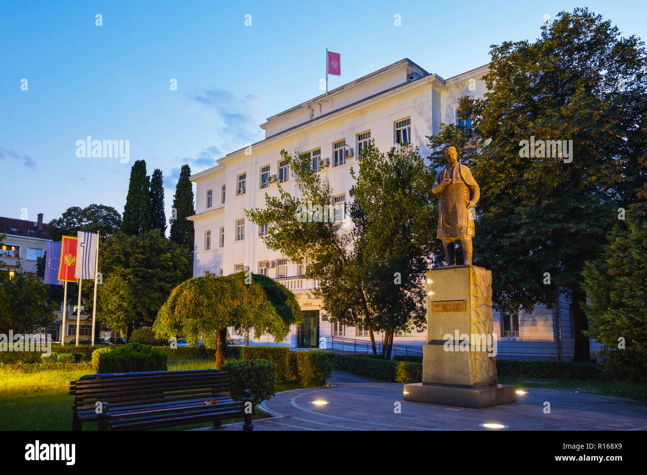 Monumento al libertador y poeta Marko Miljanov delante de la administración de la ciudad, Podgorica, Montenegro Foto de stock