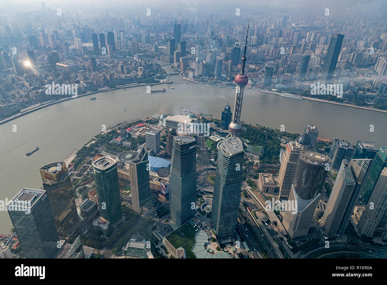Vista desde la torre de Shanghai a la Oriental Pearl Tower, Pudong, Shanghai, China Foto de stock